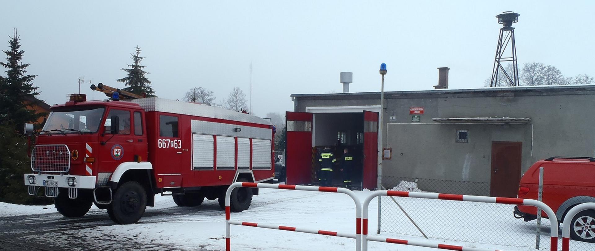 Widok remizy z pojazdem