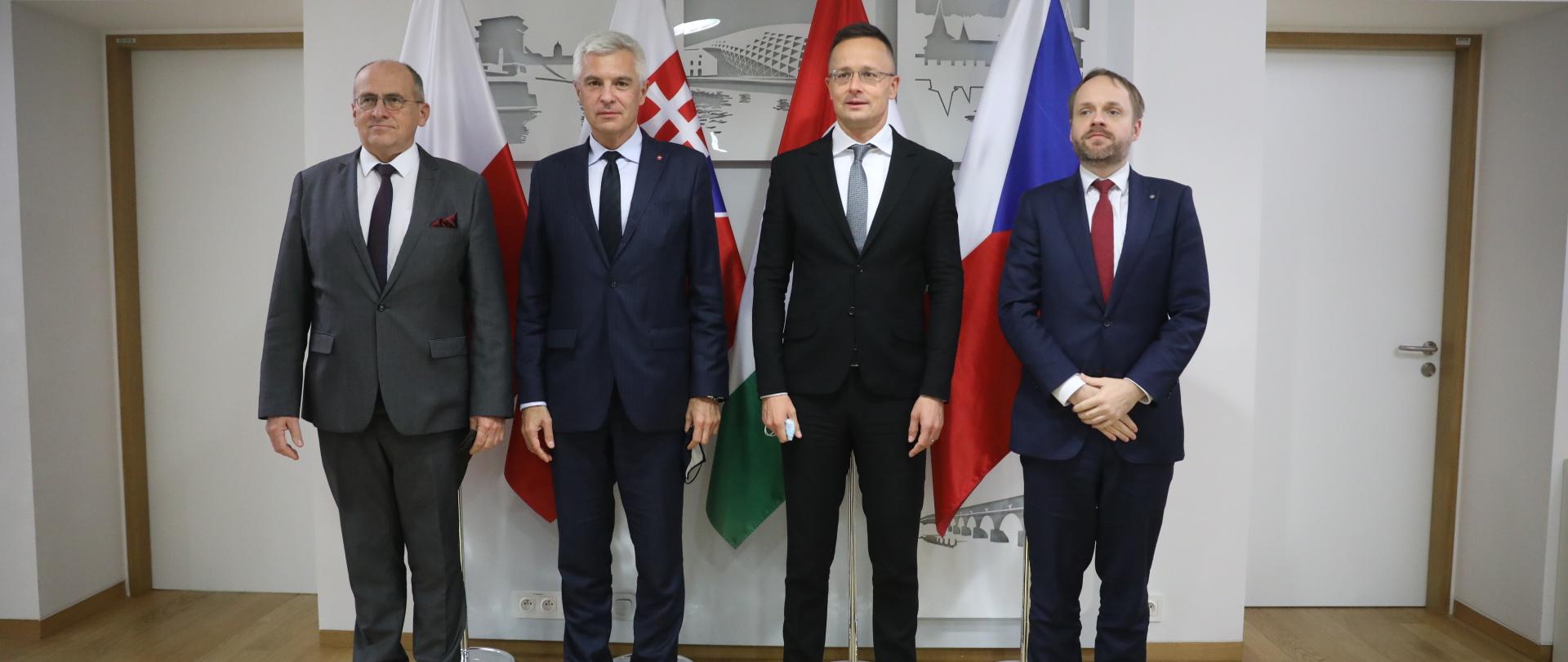 Minister Zbigniew Rau among the representatives of the Visegrad Group