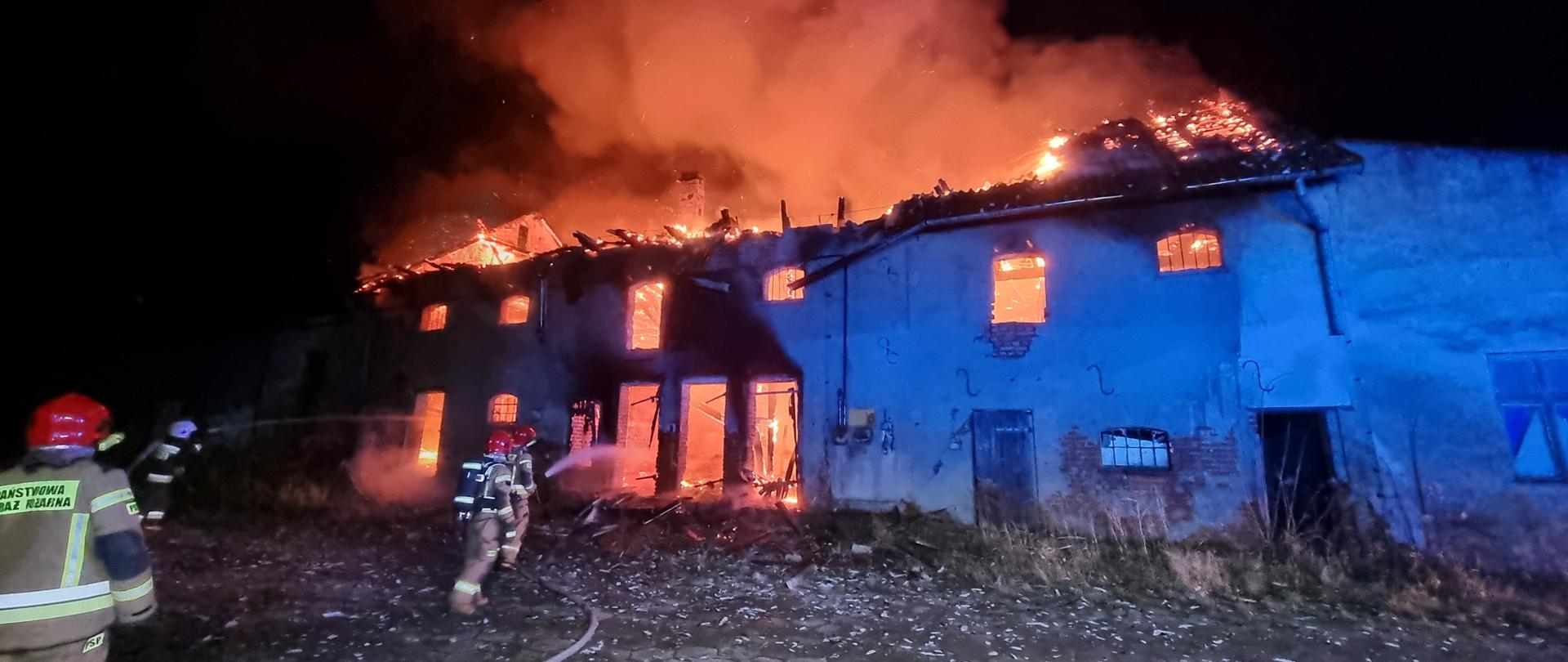 Pali się pustostan, dach objęty pożarem