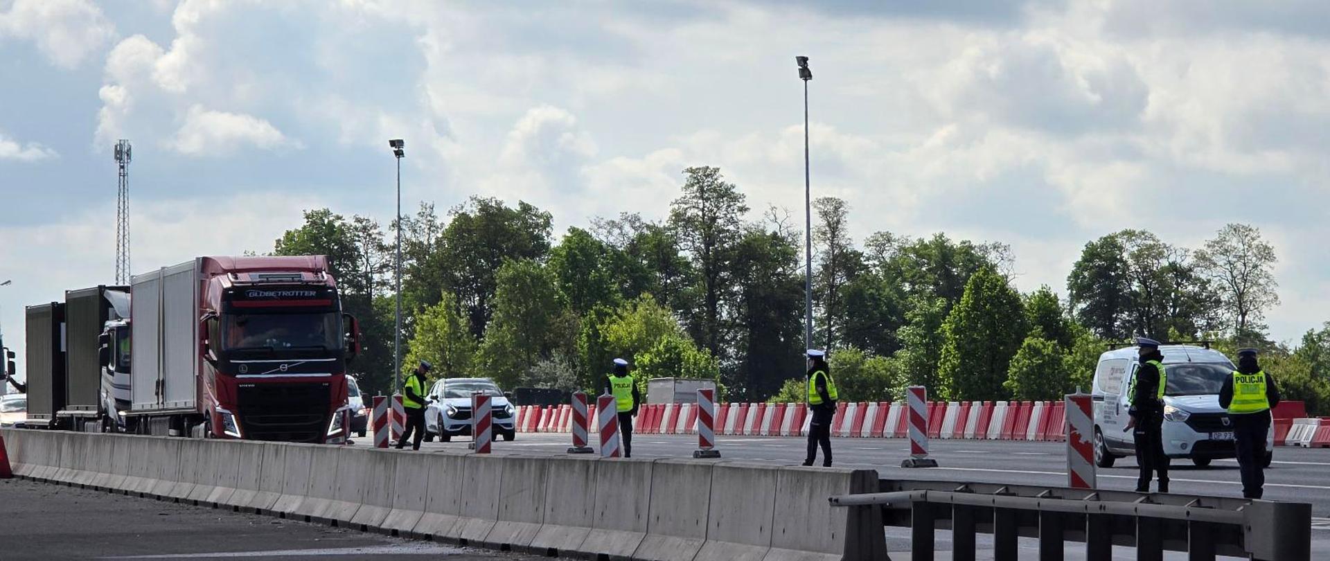 Policjanci w gotowości do kontroli trzeźwości kierowców