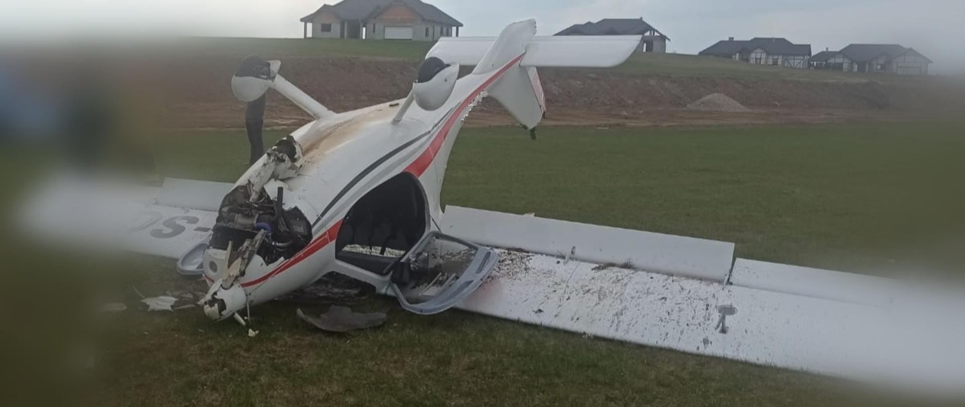 Awionetka wywróciła się podwoziem do góry podczas manewru lądowania.