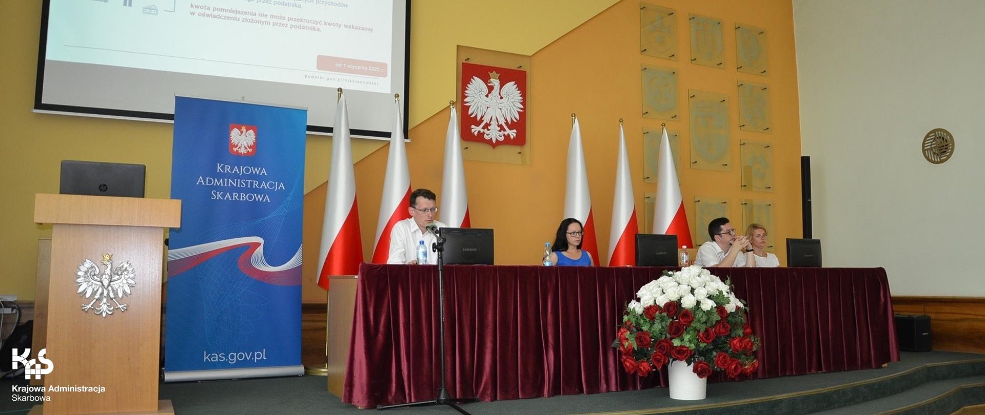 sala im. Lecha Kaczyńskiego w Opolskim Urzędzie Wojewódzkim. Za stołem prezydialnym siedzą cztery osoby z KAS i ZUS. 