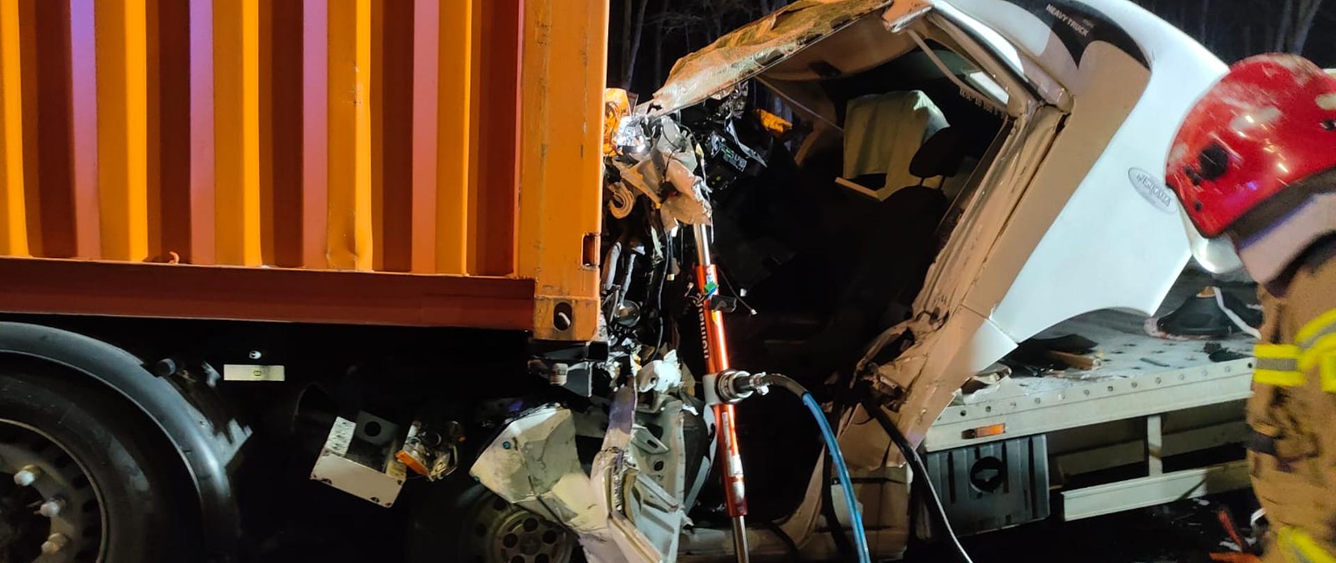 Laweta przewożąca przyczepę campingową uderzyła w ty samochodu ciężarowego, wyniku czego zginą kierujący lawetą. Zdjęcie z drugiej strony.