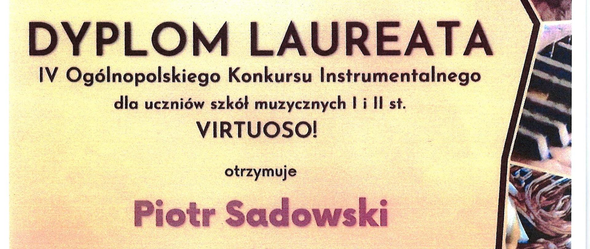Dyplom laureata IV Ogólnopolskiego Konkursu Instrumentalnego dla uczniów szkół muzycznych I i II stopnia „Wirtuozi”. Dokument przyznano Piotrowi Sadowskiemu za zdobycie III miejsca w grupie III, kategorii D. Nauczycielem laureata jest Anetta Pękala, a szkołą Państwowa Szkoła Muzyczna I st. im. E. Młynarskiego w Augustowie. Dyplom wystawiono w Toruniu, 15–30 kwietnia 2026 r. Na dole widoczne są podpisy jury oraz logotypy organizatorów i partnerów konkursu.
