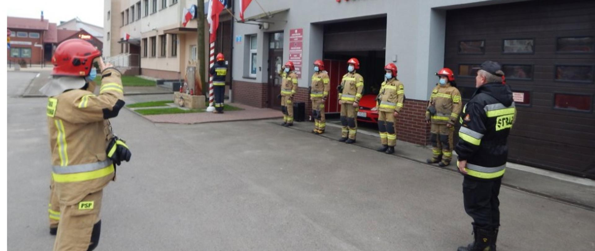 Apel z okazji 11 listopada przy KP PSP w Lipsku