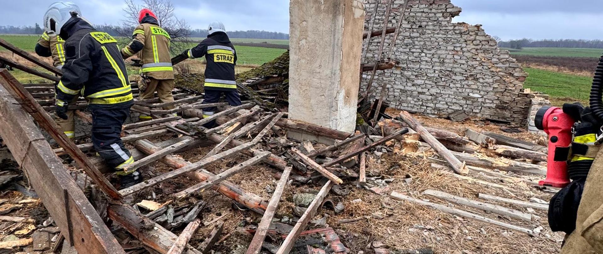 Strażacy rozbierający zawaloną konstrukcje.