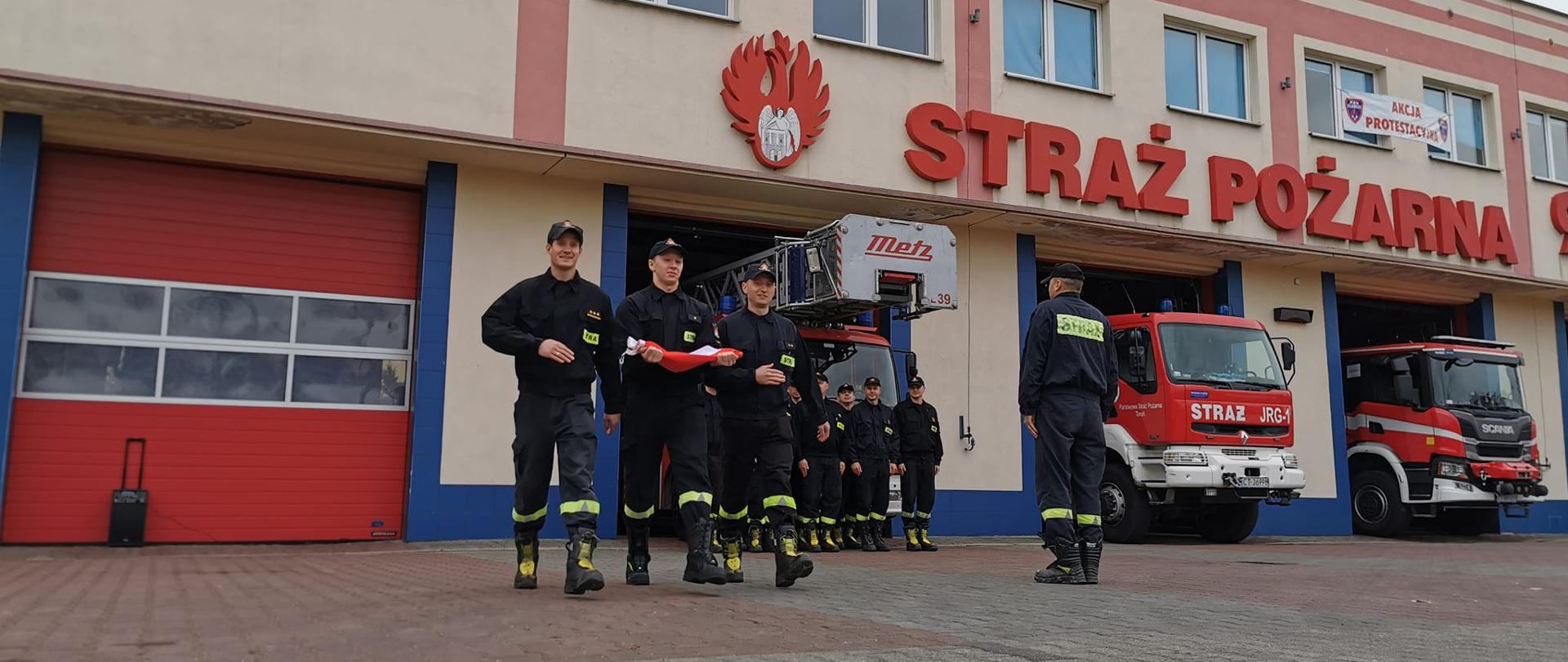 Na zdjęciu widać strażaków na zbiórce z okazji Narodowego Święta Niepodległości - uroczyste podniesienie flagi państwowej na maszt