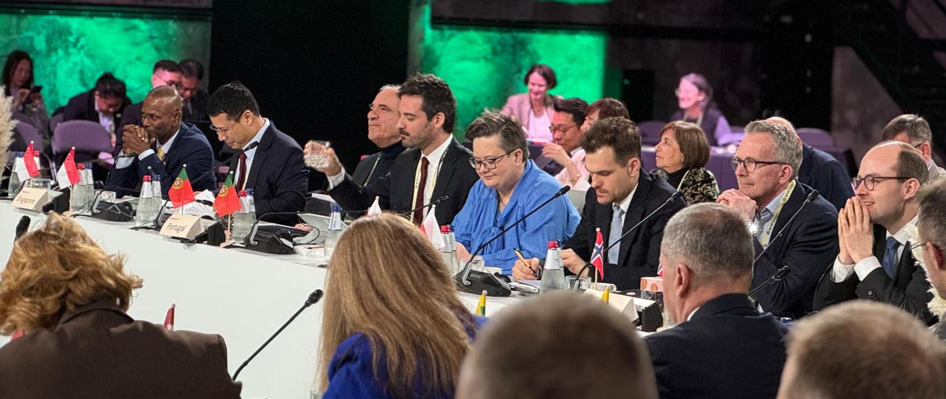 Zdjęcie wiceminister Katarzynę Lubnauer oraz innych uczestników International Summit on Teaching Profession (ISTP 2026), którzy obradują przy stole. 