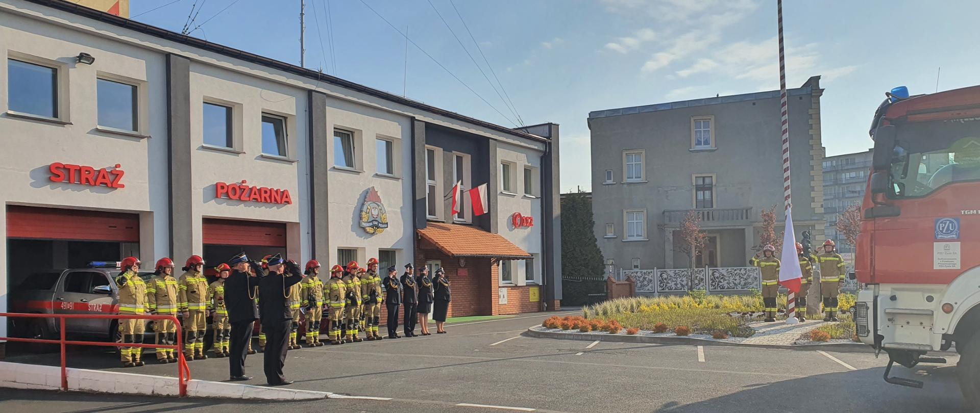 Na placu przed komendą powiatową odbywa się uroczysty apel z okazji Dnia Flagi Rzeczpospolitej Polskiej. Podczas uroczystego apelu z głośników rozległ się Hymn Polski, funkcjonariusze oddali honory, a na maszt powędrowała Flaga Biało – Czerwona. 