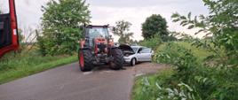 na zdjęciu widać zderzenie dwóch pojazdów, pojazdu osobowego z ciągnikiem rolniczym