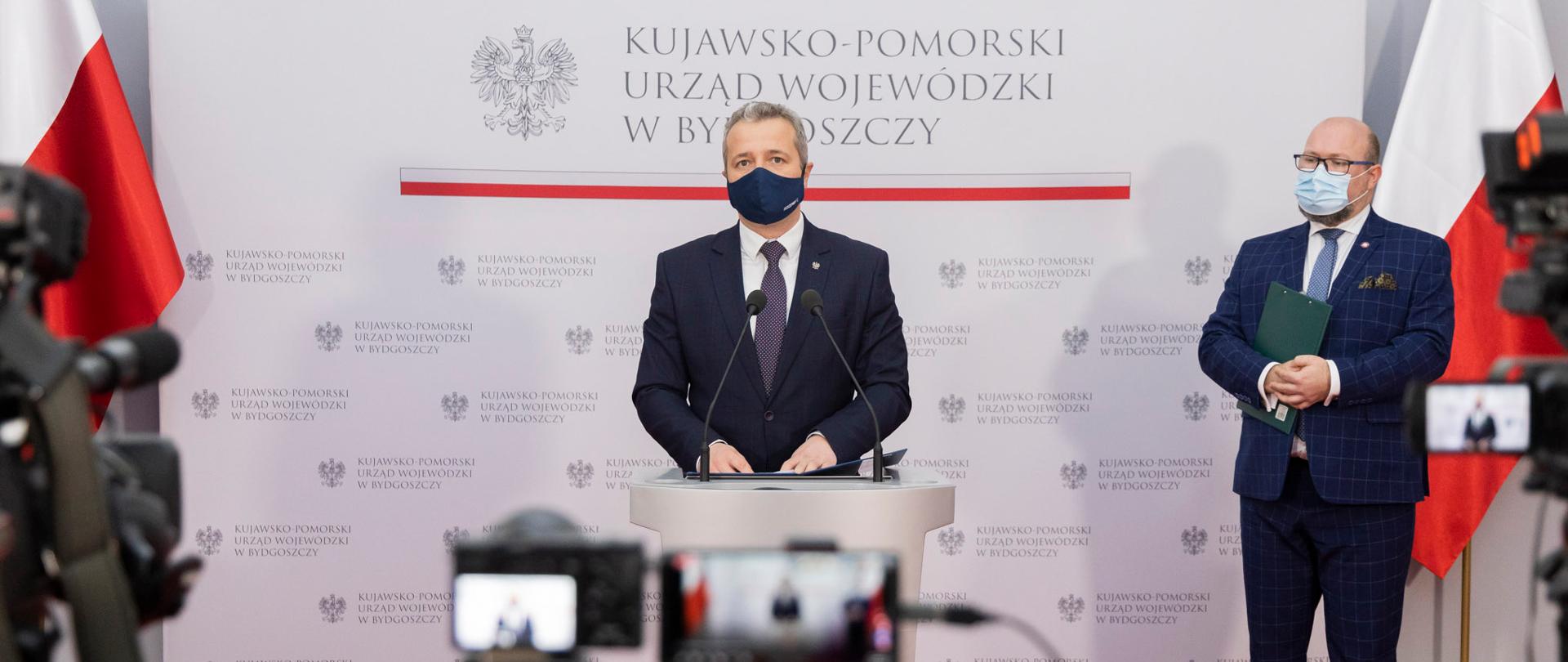 Wojewoda podczas konferencji prasowej dotyczącej aktualnej sytuacji epidemicznej w regionie.