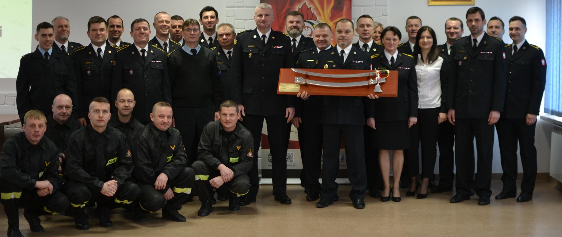 Strażacy stoją na zbiórce