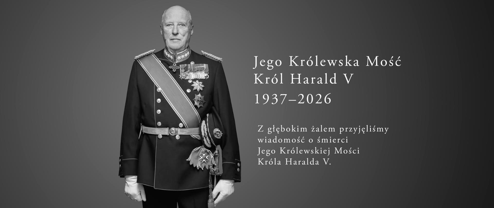 Czarno-białe zdjęcie. Na zdjęciu jest mężczyzna w mundurze. Obok jest napis: Jego Królewska Mość Król Harald V 1937-2026 