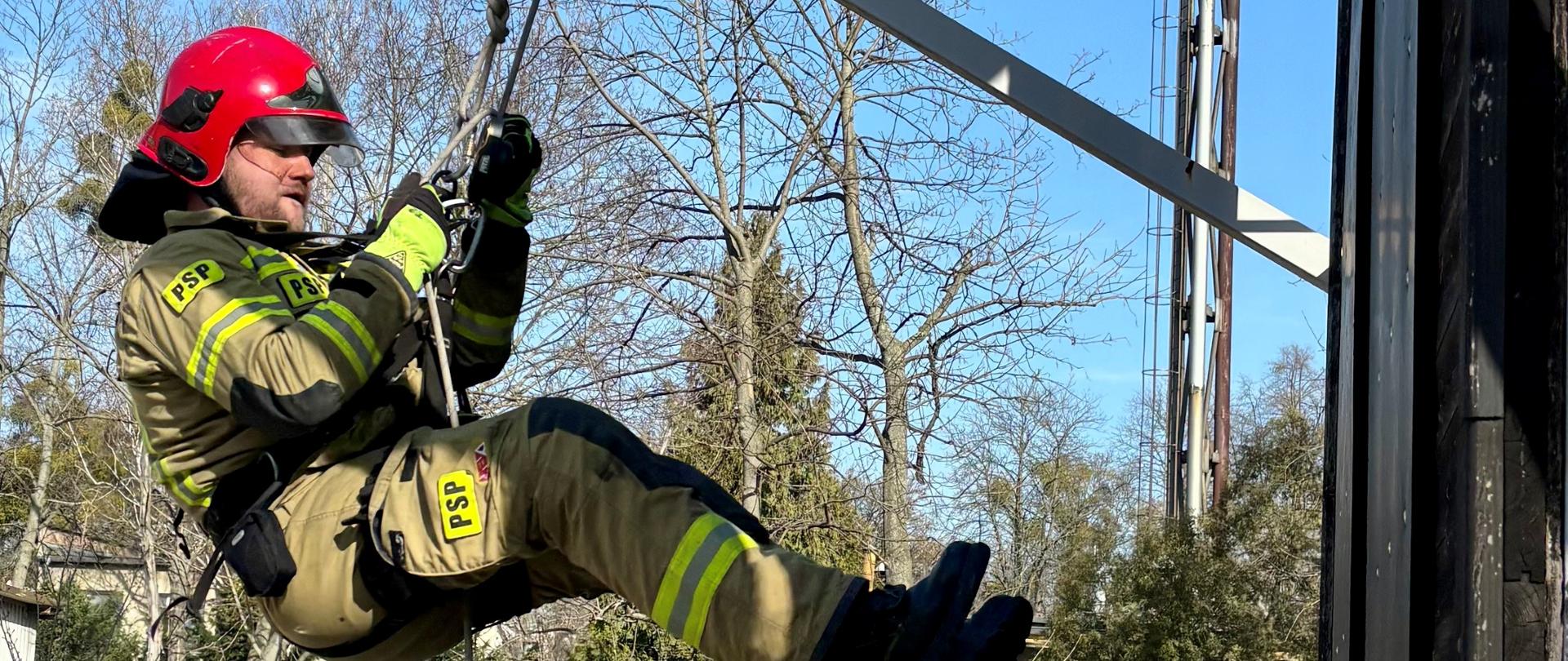Strażak w końcowej fazie zjazdu