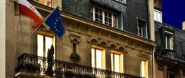 Na zdjęciu widnieje budynek Stałego Przedstawicielstwa w Paryżu z flagami Polski i UE.