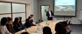 Dyrektor RZGW w Poznaniu, Michał Wierzbicki, podczas wizyty studentów Geoinformacji Wydziału Nauk Geograficznych i Geologicznych UAM, 15.05.2026 r.