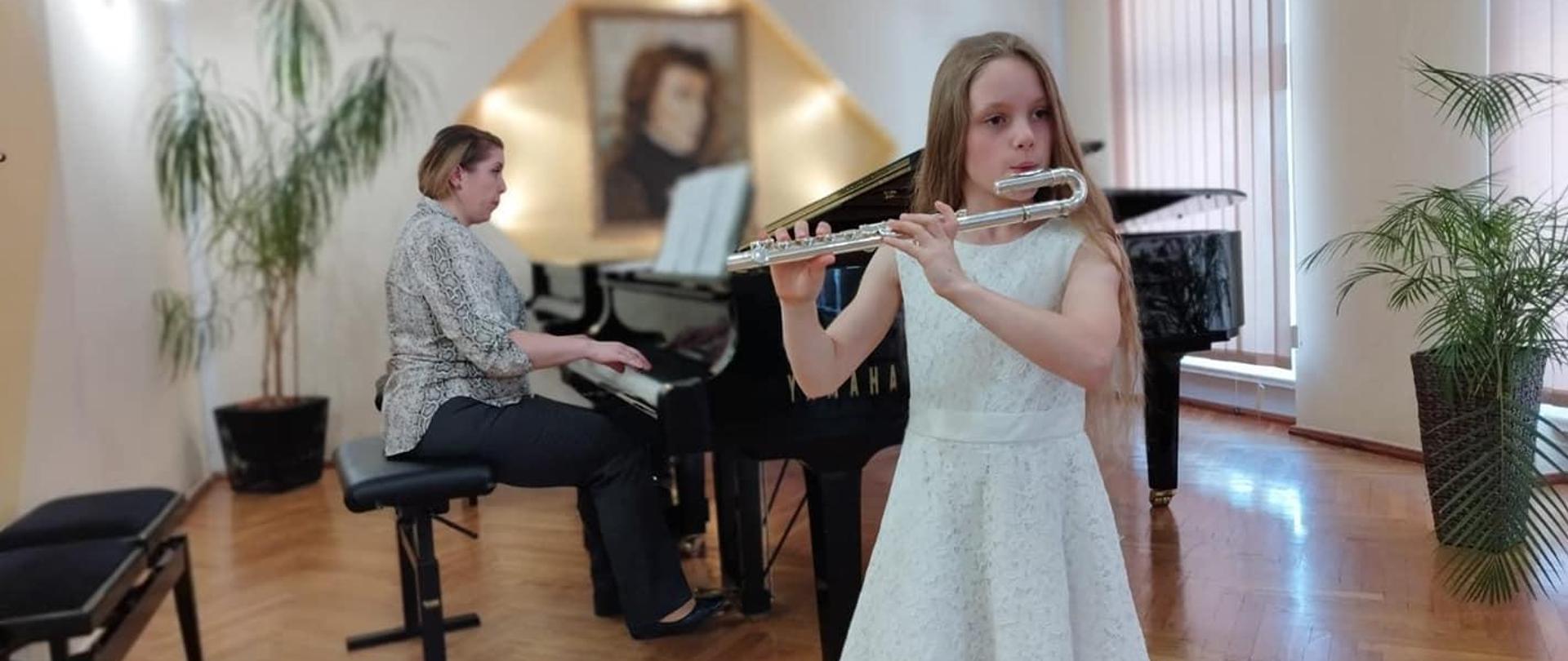 Galeria 15 zdjęć z koncertu uczniów klasy fletu p. Adamskiej, klasy fortepianu p. I. Yakymets oraz perkusji P. Andrzeja Habdas, który odbył się 12 kwietnia 2024 r. w auli PSM w Kłodzku. Uczniowie grają na różnych instrumentach na scenie.