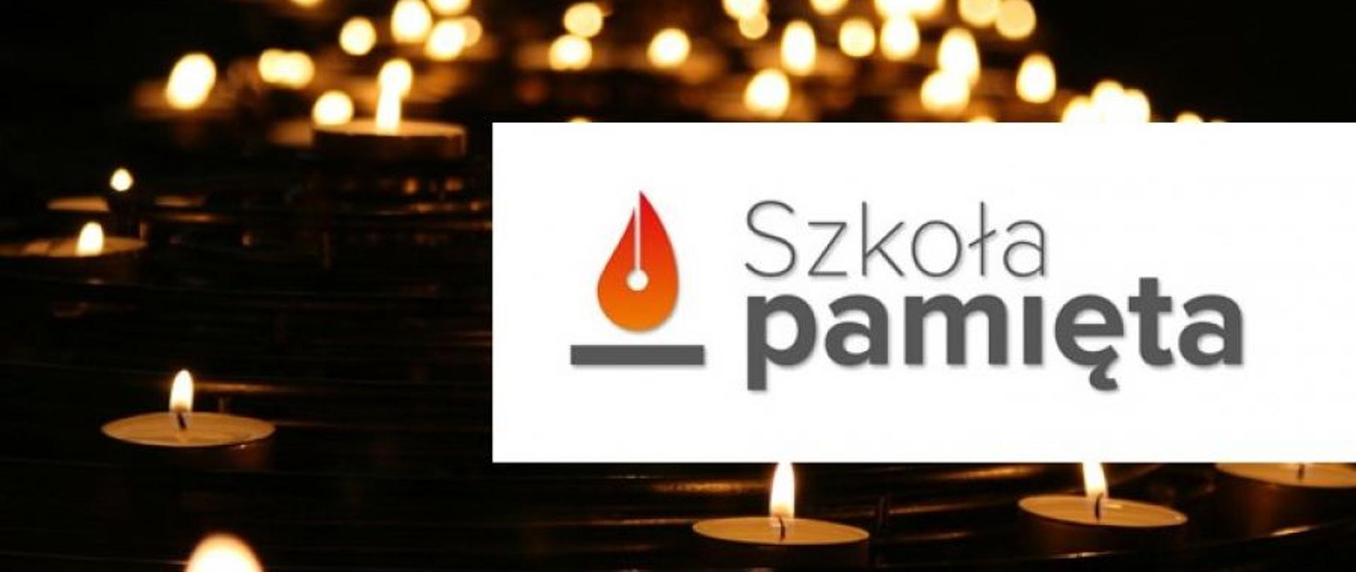 Na ciemnym tle widnieją żółte płomienie palących się zniczy. Na pierwszym planie w części centralnej po prawej stronie znajduje się grafika na białym tle symbolizująca płonący znicz oraz napis: ,,Szkoła pamięta’’.