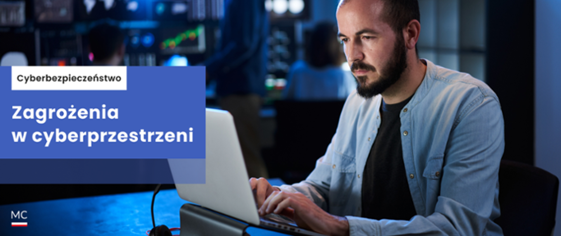 Po lewej stronie napis: zagrożeń w cyberprzestrzeni . Po prawej stronie zdjęcie mężczyzny przy komputerze 