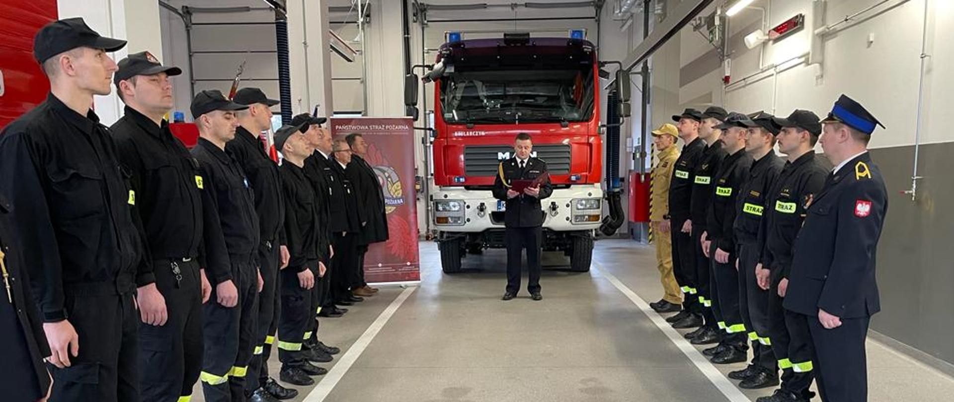 Na zdjęciu strażacy na garażu