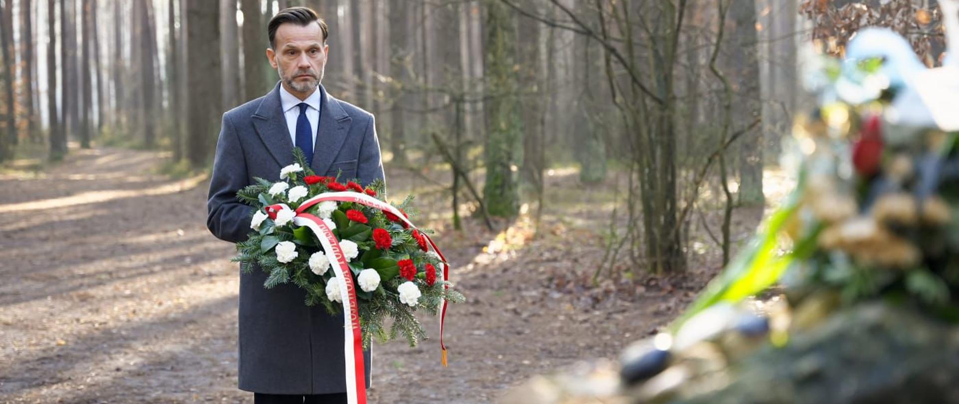 Wojewoda Jacek Brzozowski składa kwiaty w Lesie Łopuchowskim, miejscu zagłady żydowskich mieszkańców Tykocina