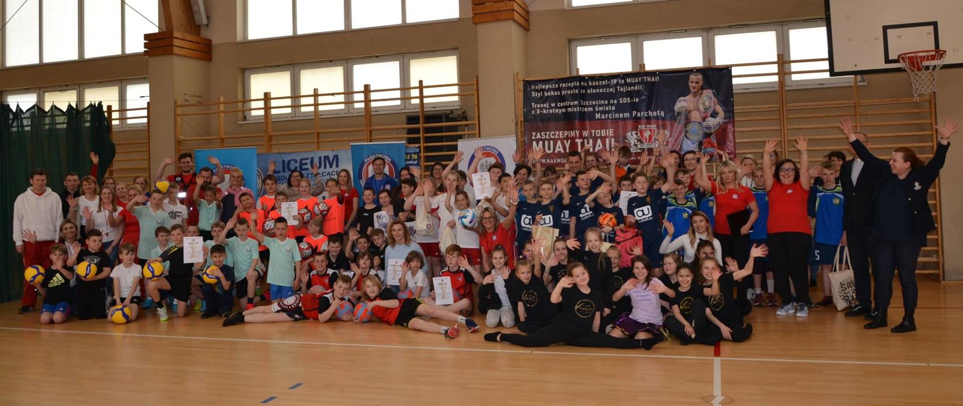 Duża grupa ludzi i dzieci pozujących do zdjęcia