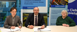 Podpisanie umowy na rozwój systemu kanalizacji w Warszawie. Od lewej: Justyna Prokopiuk, członek zarządu MPWiK w m.st. Warszawa S.A., Robert Gajda zastępca prezesa zarządu NFOŚiGW, Bożenna Hołownia, posłanka 