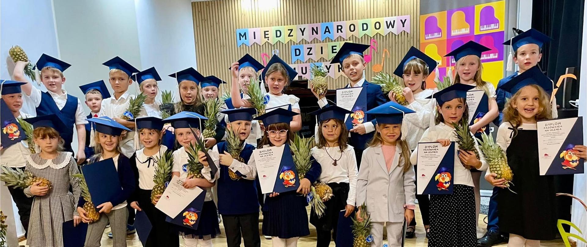 Galeria 18 zdjęć z Międzynarodowego Dnia Muzyki połączony z pasowaniem na ucznia klas pierwszych, który odbył się w PSM w Kłodzku dnia 01 października 2025. Młodzi wykonawcy grają na instrumentach