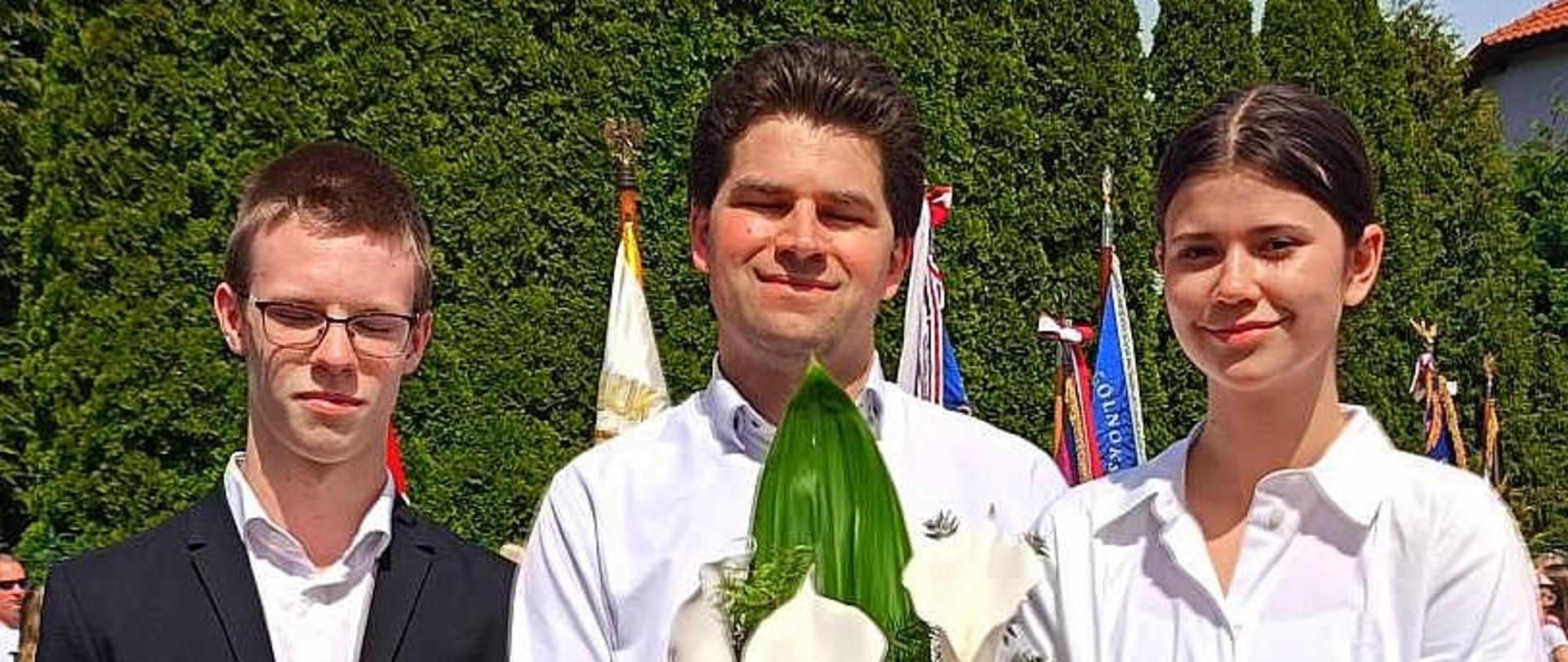 uczniowie naszej szkoły wraz z opiekunem samorządu szkolnego podczas uroczystości trzeciomajowych pod pomnikiem wolności w Mielcu 