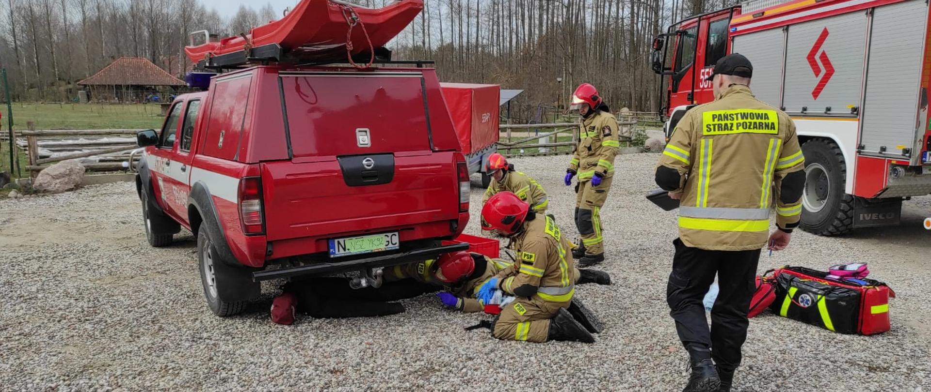 Zdjęcie przedstawia strażaków jednostki ratowniczo-gaśniczej ze Szczytna podczas ćwiczeń.