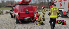 Zdjęcie przedstawia strażaków jednostki ratowniczo-gaśniczej ze Szczytna podczas ćwiczeń.