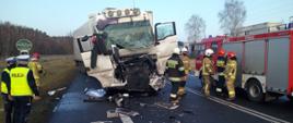 Działania straży pożarnej podczas wypadku dwóch TIR-ów w Budzyniu