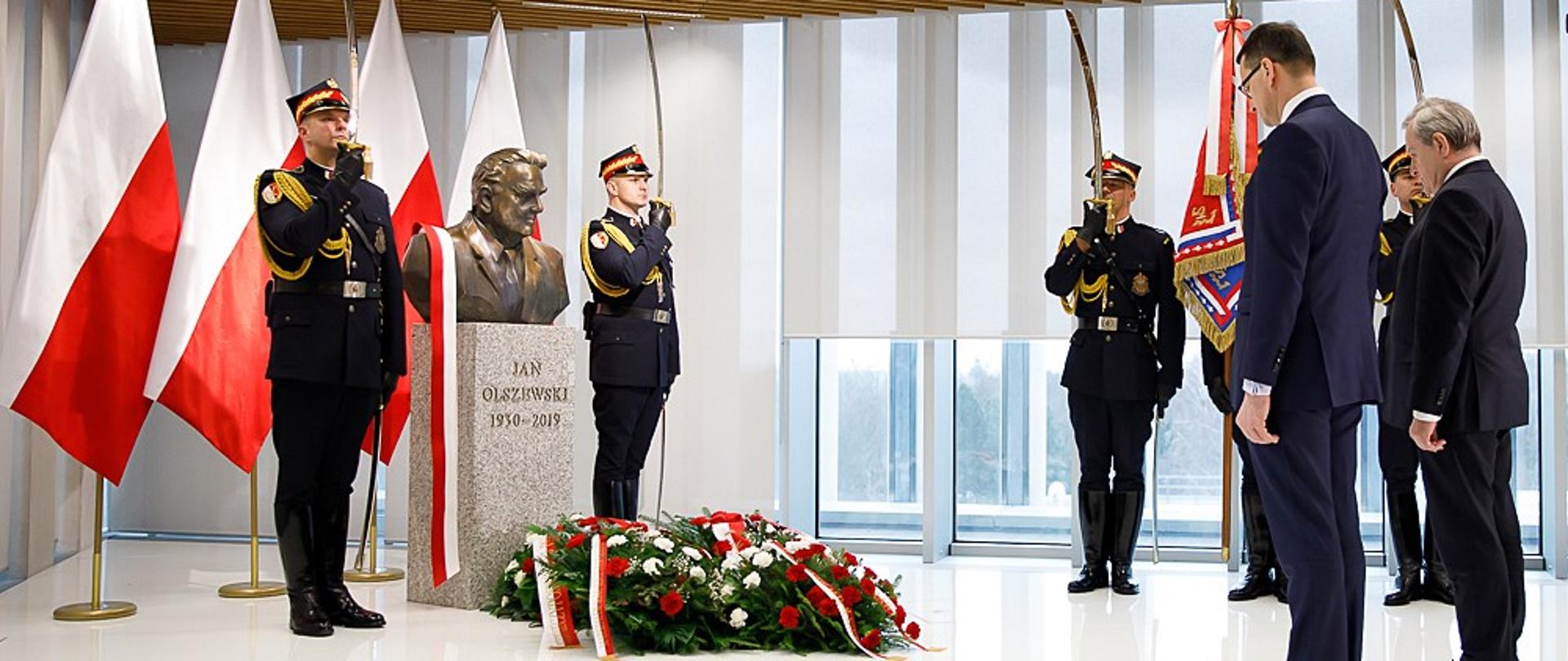 Złożenie kwiatów pod pomnikiem Jana Olszewskiego. 