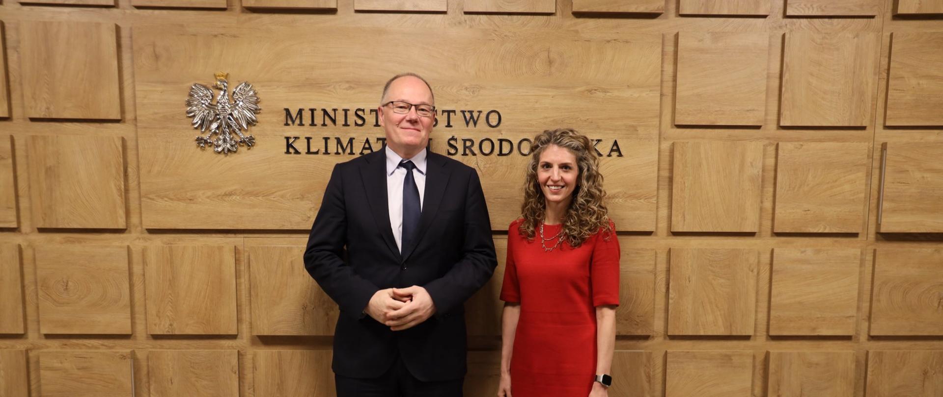 Wiceminister Krzysztof Galos, Główny Geolog Kraju, spotkał się z Zastępcą Szefa Misji Ambasady Stanów Zjednoczonych w Polsce Stephanie Holmes, aby omówić perspektywy dwustronnej współpracy w obszarze geologii oraz surowców mineralnych