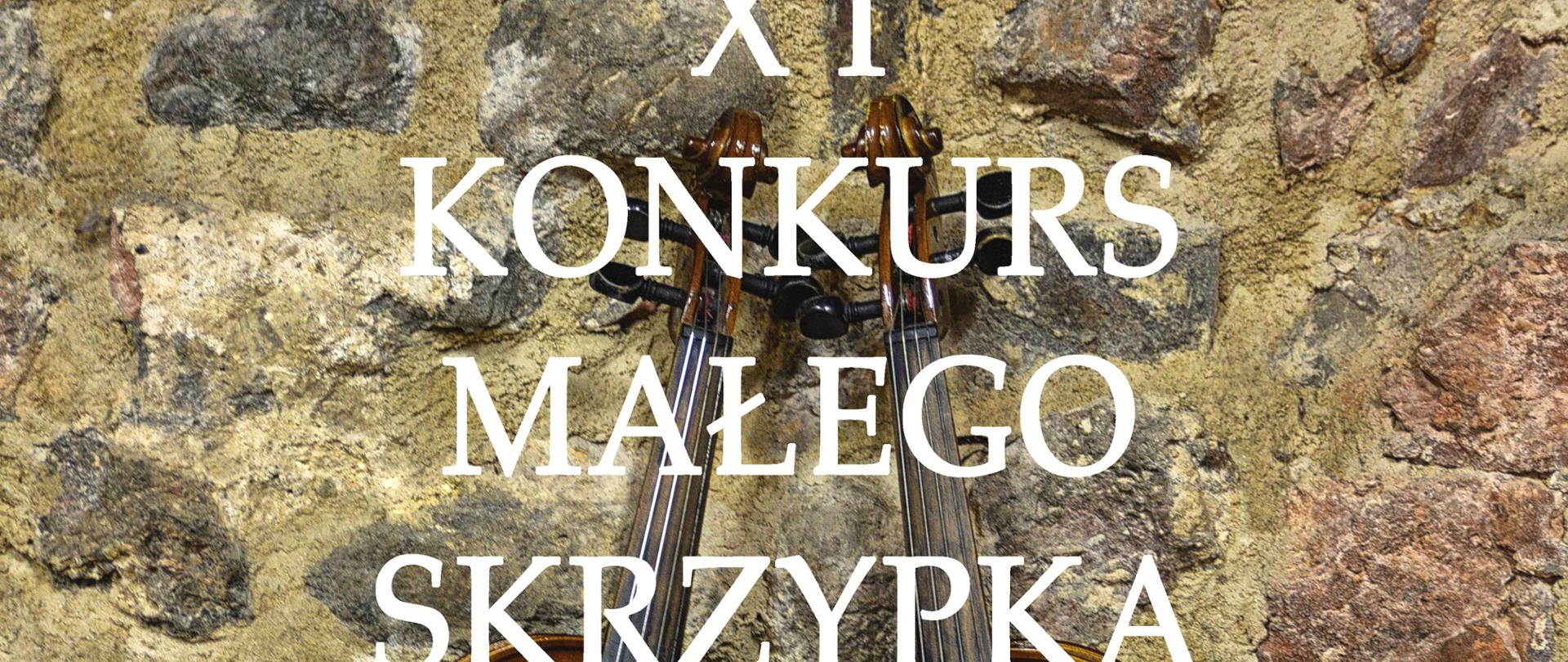 Zdjęcie przedstawia ułożoną z szarych oraz brązowych kamieni ścianę, uzupełnioną szaro-brązową zaprawą. O ścianę opierają się pionowo postawione dwa instrumenty muzyczne - brązowe skrzypce. Na tym tle znajdują się informacje o XI Konkursie Małego Skrzypka.