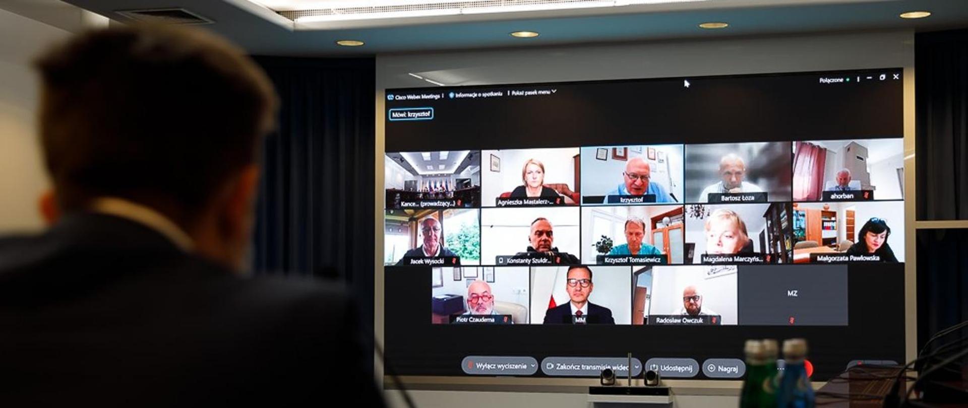 Zdjęcie przedstawiające spotkanie Rady Medycznej. W wideokonferencji wzięli udział m.in. premier Mateusz Morawiecki, szef KPRM Michał Dworczyk oraz minister zdrowia Adam Niedzielski