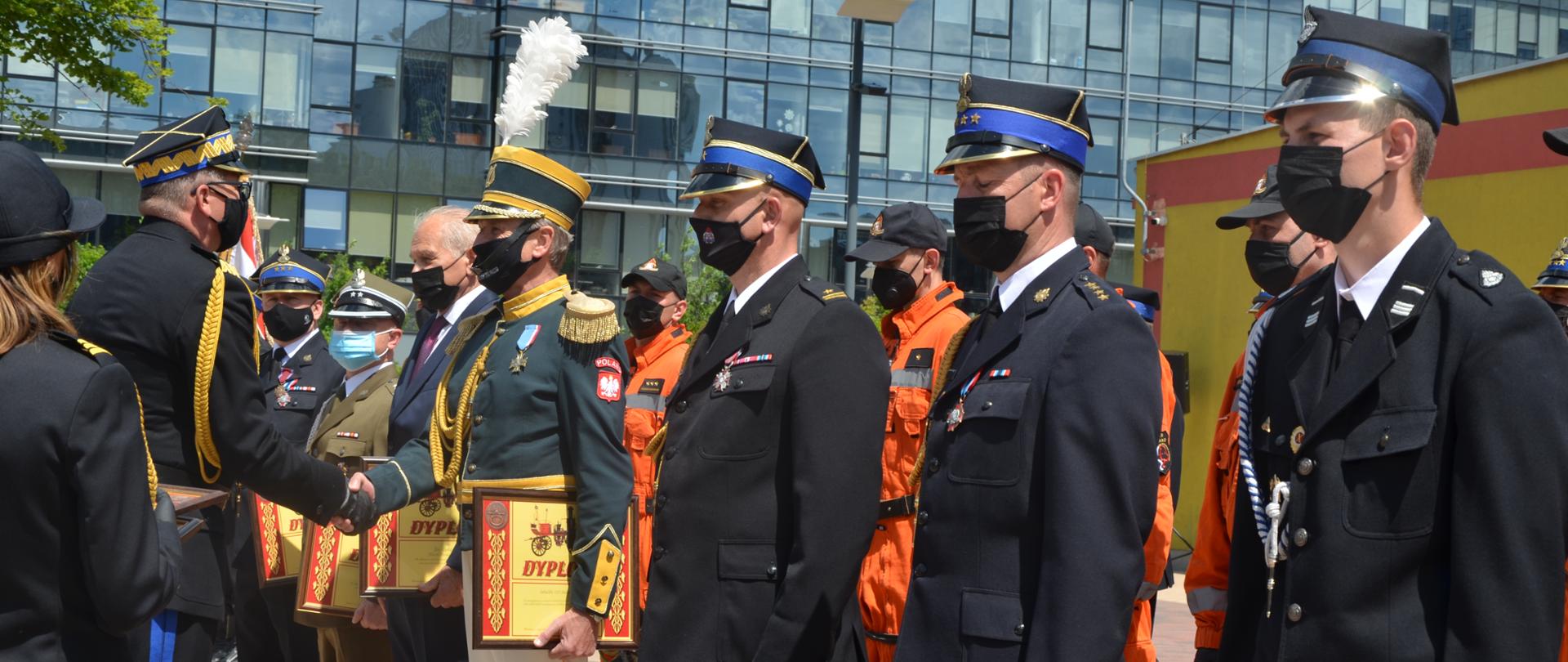 Zastępca KG PSP wręcza Dyplomy Komendanta Głównego PSP