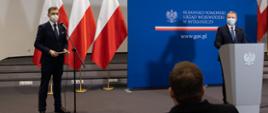 Konferencja prasowa. Od lewej stoją rzecznik wojewody Adrian Mól i wojewoda Mikołaj Bogdanowicz