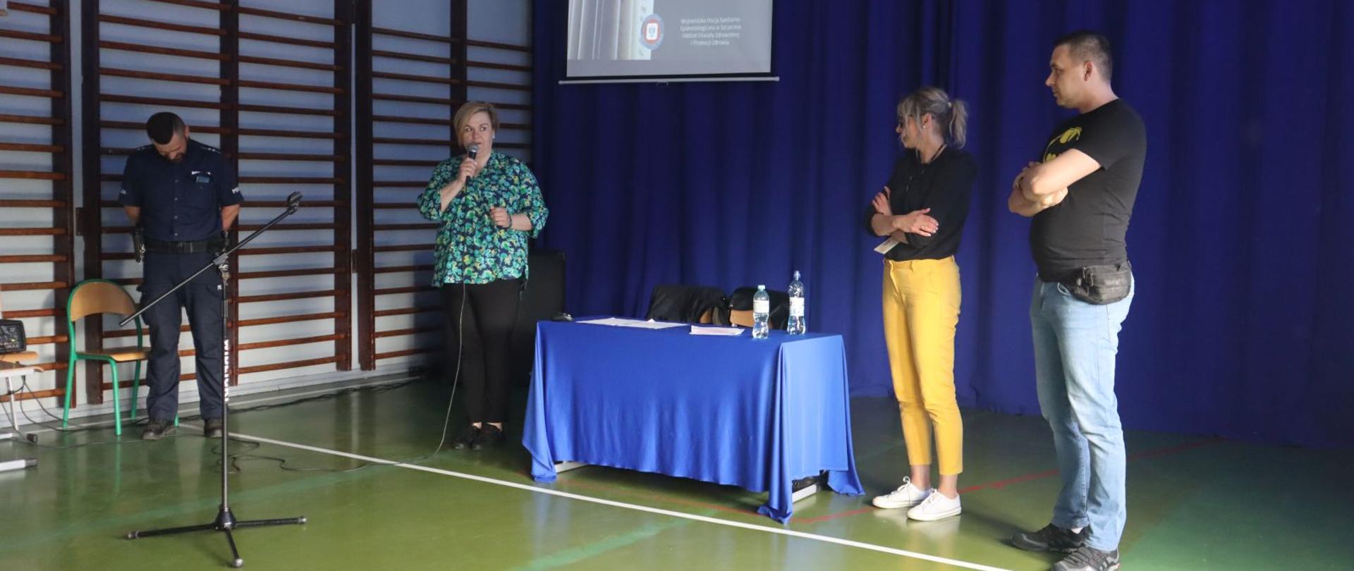 Zdjęcie ze spotkania funkcjonariuszy policji i pracowników Inspekcji Sanitarnej w jednej ze szkół. 