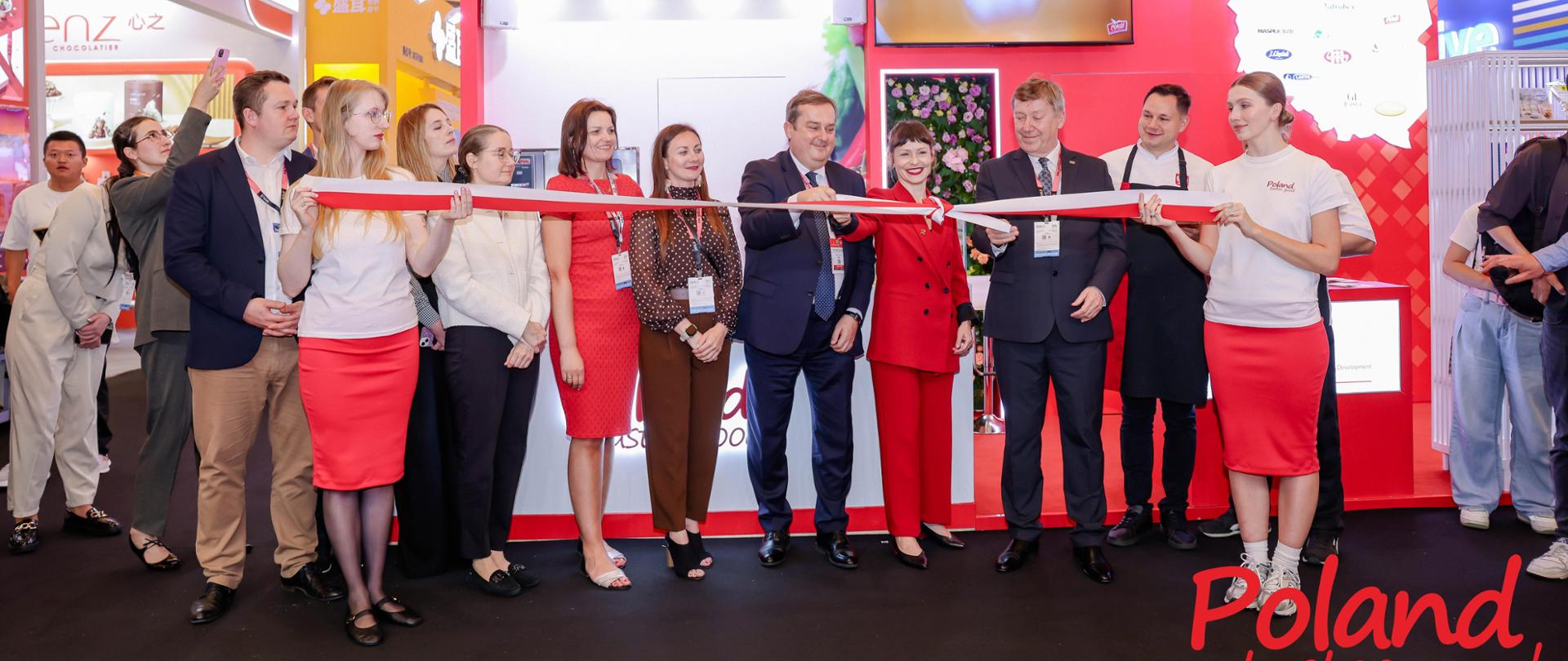 Uroczystego otwarcia polskiego stoiska dokonali m.in. Jan Szopiński, Zastępca Dyrektora Generalnego KOWR, Adam Bralczyk, Konsul Generalny RP w Szanghaju, i Ewa Nowacka, Radca ds. rolnych Ambasady RP w Pekinie.