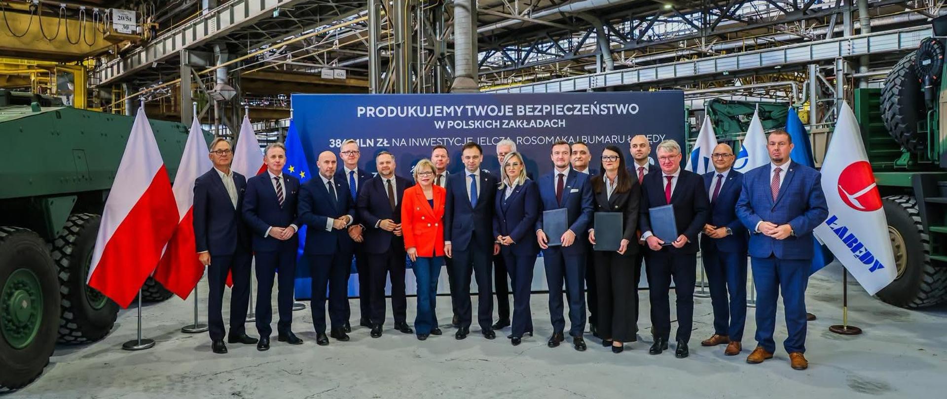 Zdjęcie grupowe podczas uroczystego ogłoszenia wsparcia dla trzech spółek PGZ