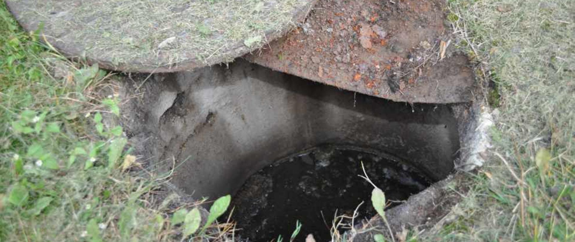 odkryta studzienka szamba