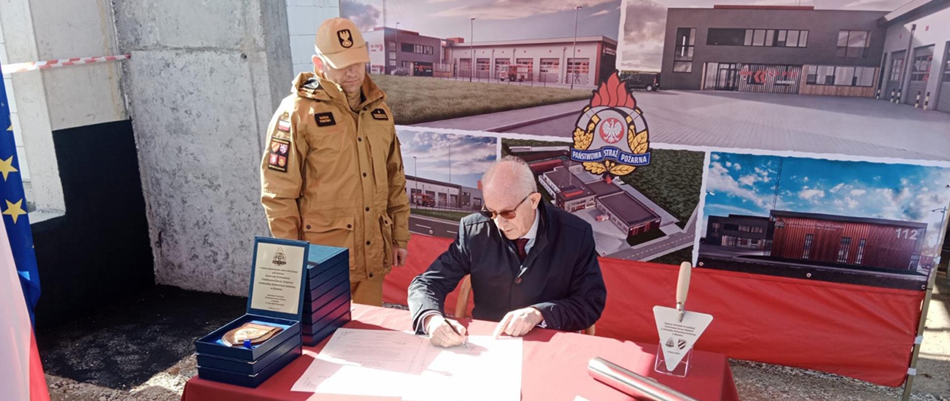 Uroczysty apel z okazji wmurowania aktu erekcyjnego.