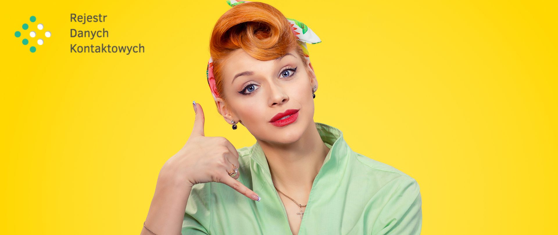 Kobieta udająca, że dzwoni