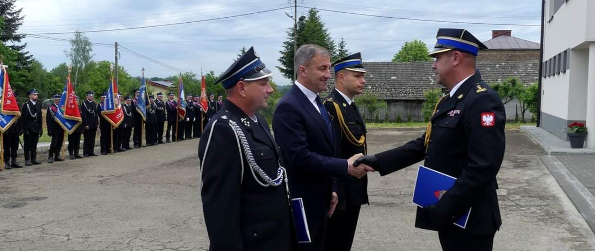 starszy brygadier Janusz Jabłoński przekazuje decyzję o włączeniu jednostki Prezesowi Jednostki w Pustej Woli