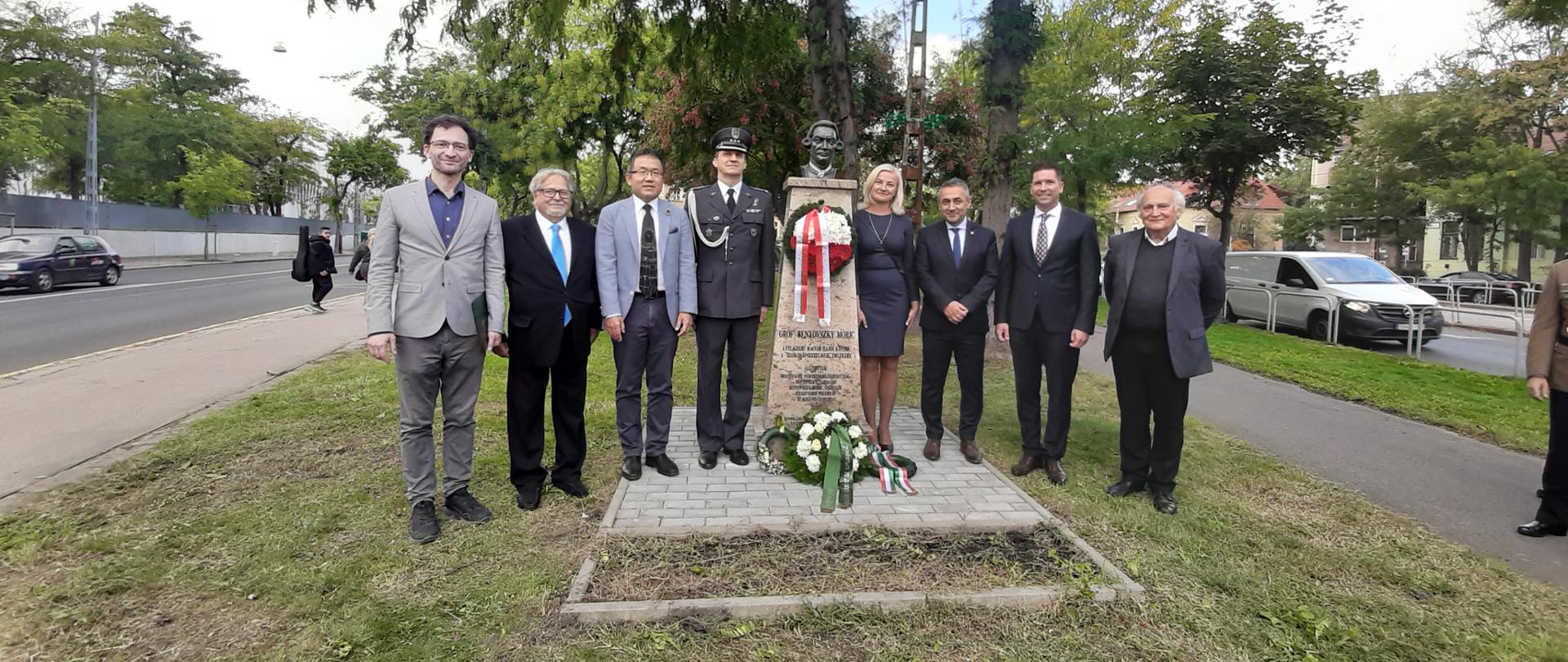 Uczestnicy uroczystości nadania placowi w VIII dzielnicy Budapesztu imienia Maurycego Beniowskiego przy jego pomniku (23 września 2022)