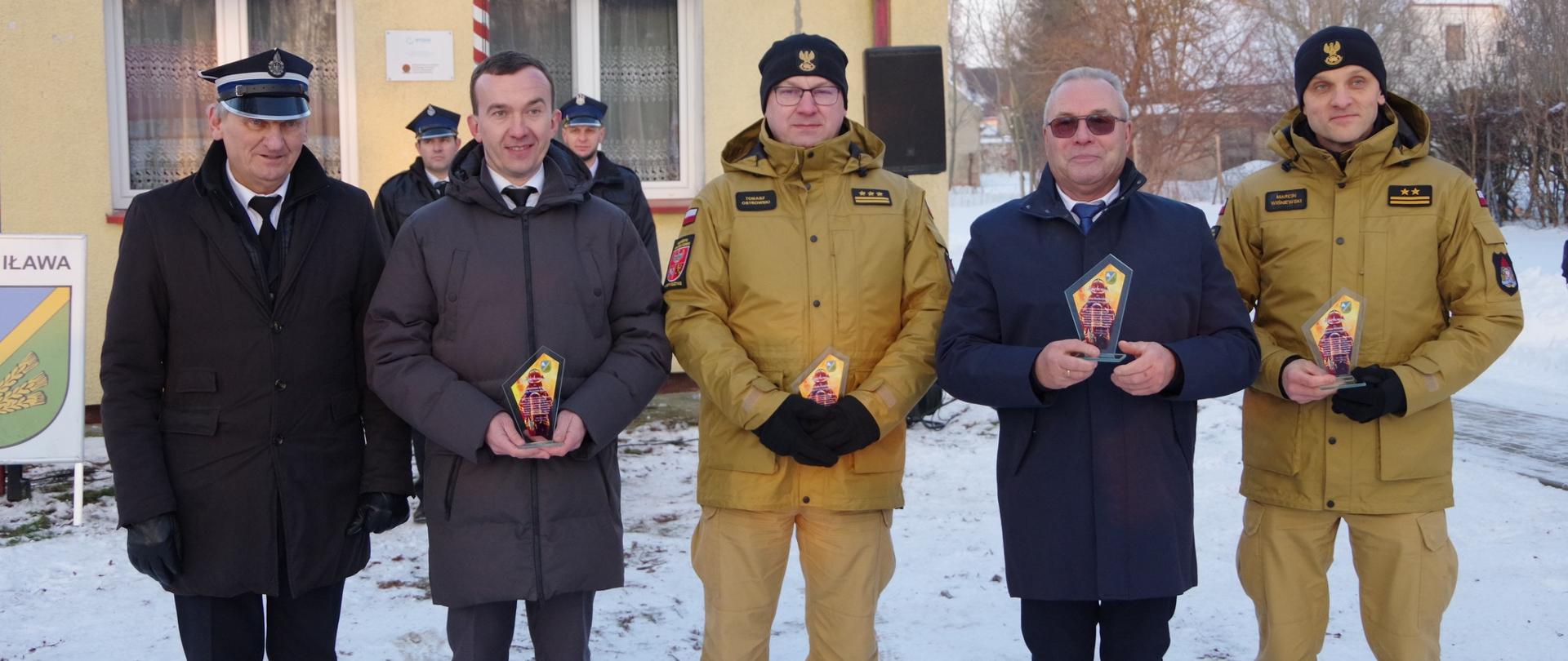 Wręczenie pamiątkowych statuetek. 