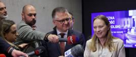 Na zdjęciu minister funduszy i polityki regionalnej Katarzyna Pełczyńska-Nałęcz odpowiada na pytanie dziennikarzy