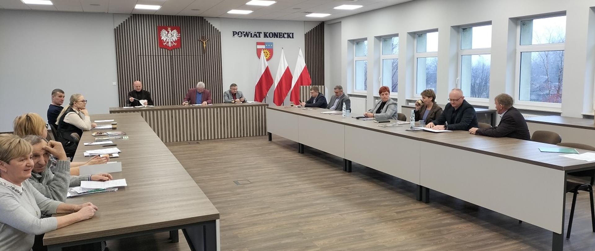Posiedzenie członków Rady Powiatu Świętokrzyskiej Izby Rolniczej w sali konferencyjnej w Starostwie w Końskich. Uczestnicy zasiadają przy stołach w kształt litery U
