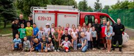 Zdjęcie grupowe na tle samochodu strażackiego 